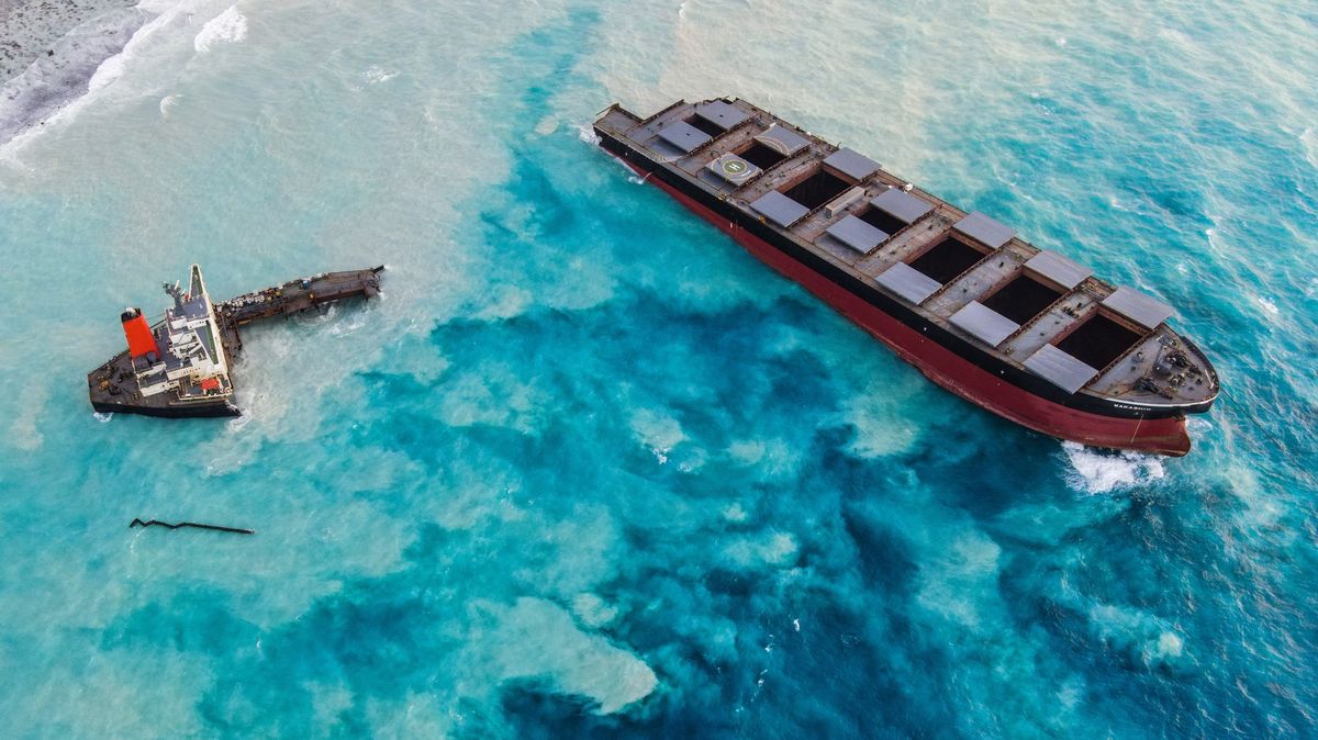 Letní havárii lodi u Mauricia mohla způsobit honba za internetem